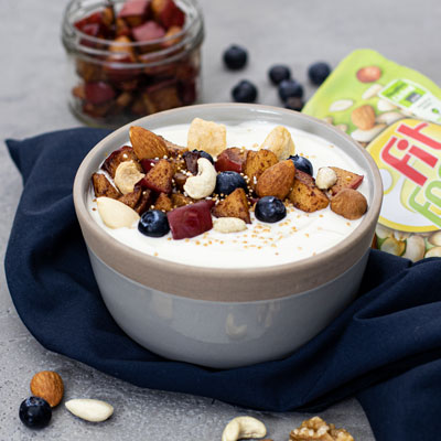 Frühstücksbowl mit Apfel und Heidelbeeren