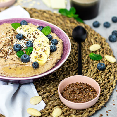 Mandel-Hafer-Bowl mit Banane und Beeren